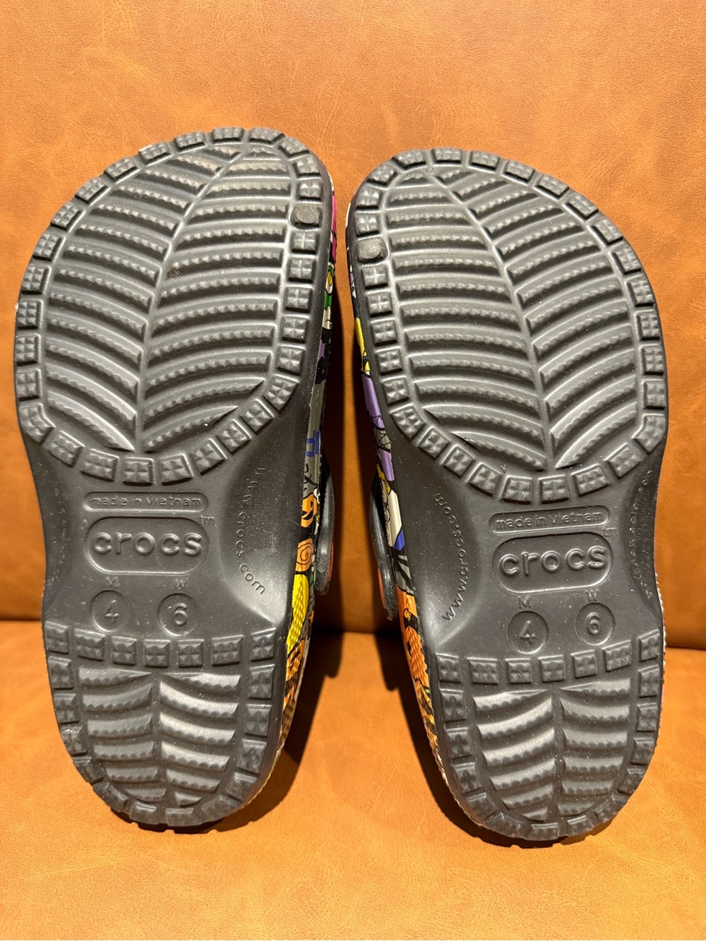 Disney Parks Exclusive CROCS X Disney 2022 Halloween Adult Clogs M4/W6 - NWOT - Picture 3 of 6